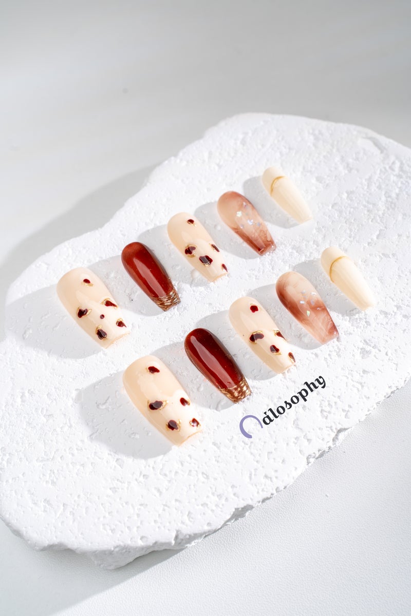 Nailosophy أظافر فاخرة مصنوعة يدويًا باللون الكهرماني الرخامي ونقشة الفهد مع لمسات ذهبية | شكل الكوفين - Image 1